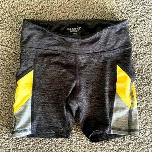 Girls Old Navy Active “bike shorts”. Smoky gray and yellow! Small 6-7.